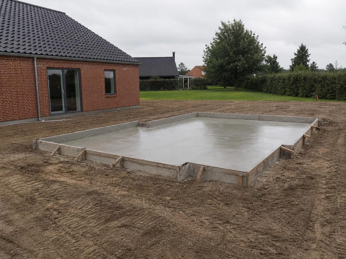 Nystøbt sokkel og reguleret terræn før belægningsarbejdet